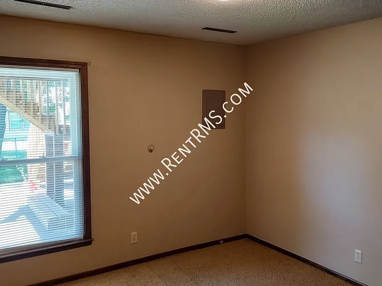 4643 SW 8th Ave — Photo 25