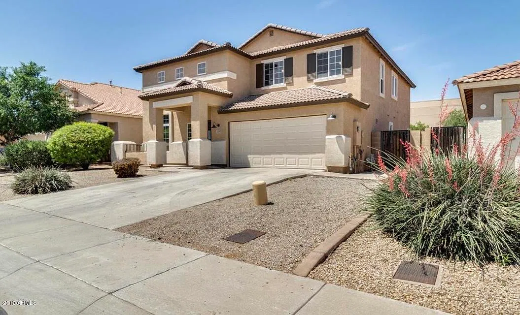 Beautiful 5-Bedroom Home in a Prime Location — Photo 1