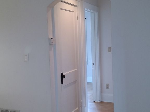 4th image of 410 Bidwell Ave