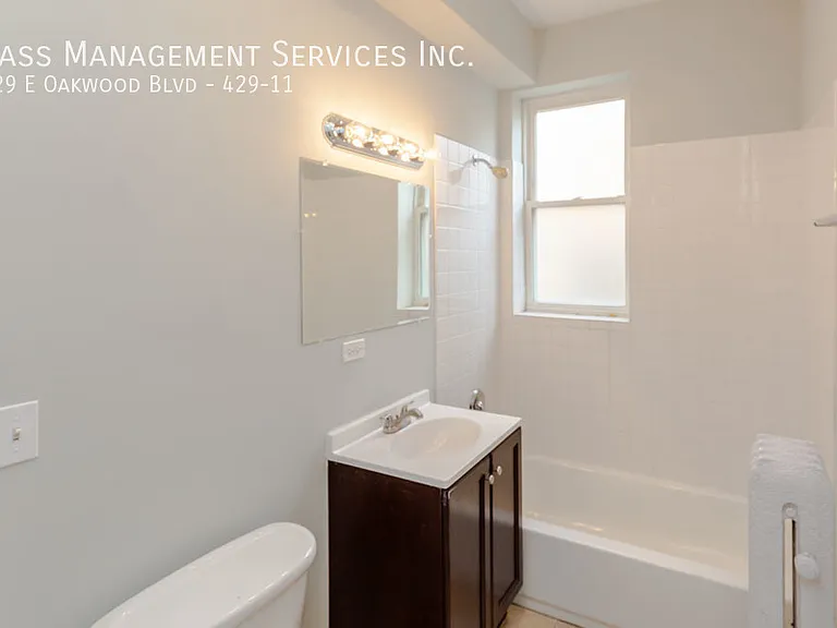 427-39 E Oakwood Blvd — Photo 57