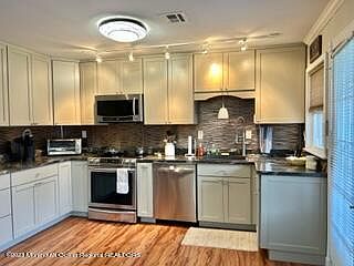 5th image of 408A Portsmouth Drive #A