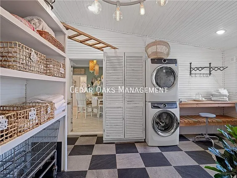 303 N Summit St — Photo 8