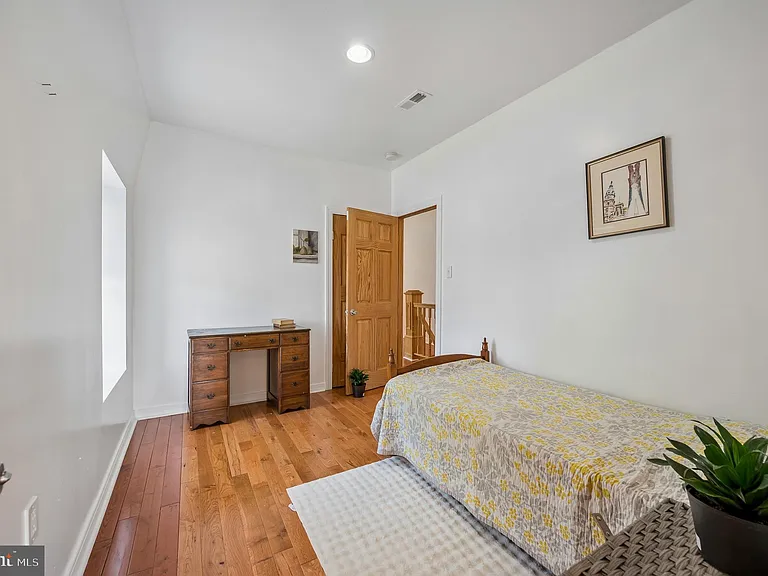 229 W Hansberry St — Photo 30