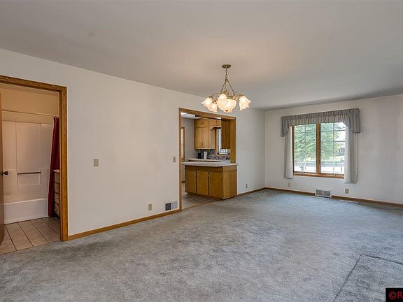 3rd image of 129 10th Ave S