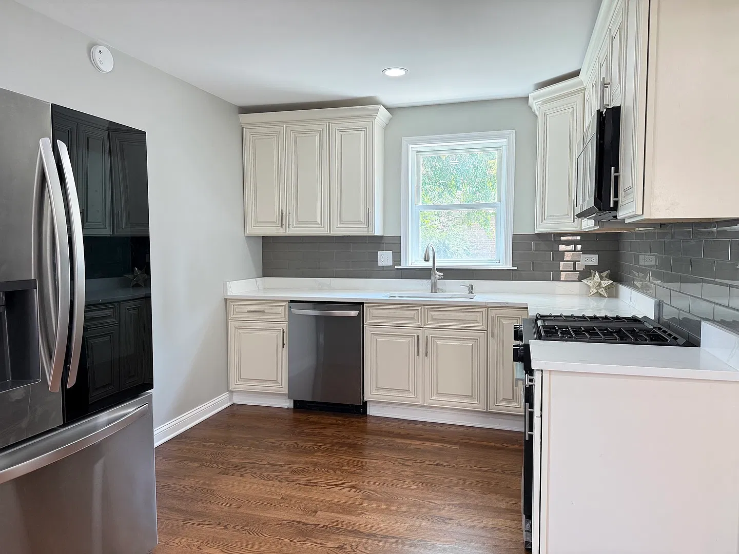 4 bed, 2500 sqft, $4,950 — Photo 2