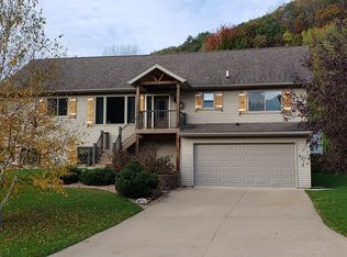 1111 Jonathan Ln, La Crescent, MN 55947