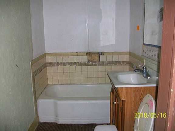 4th image of 818 N D St