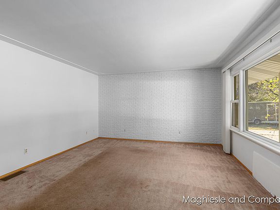 5th image of 3824 Auburn Ave NE