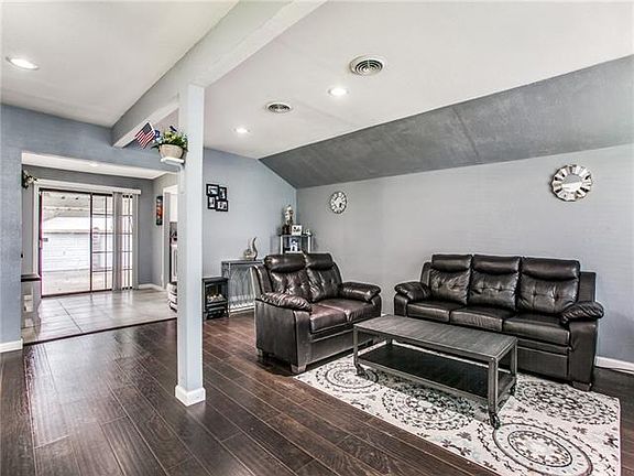 5th image of 108 W Avenue G