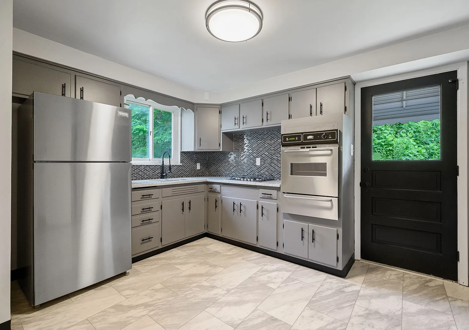 Stunning 3 bedroom home in West Mifflin available October 1! — Photo 1