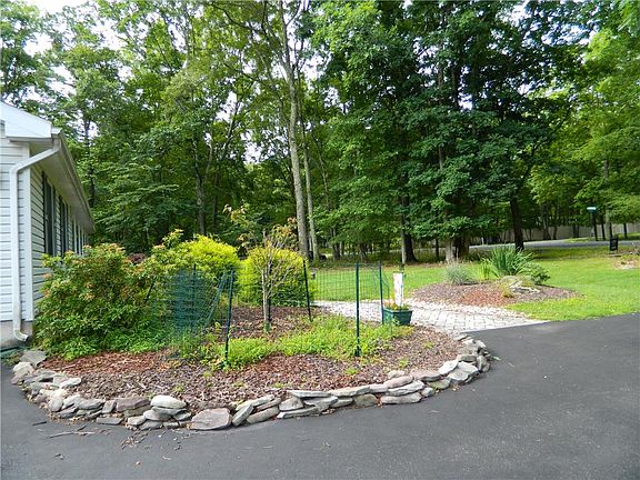 4th image of 328 Pin Oak Rd