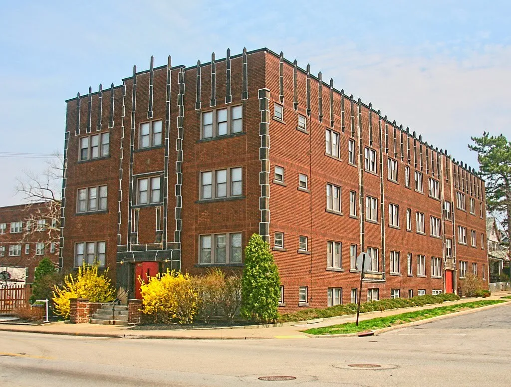 Lee-Yorkshire Apartments — Photo 1
