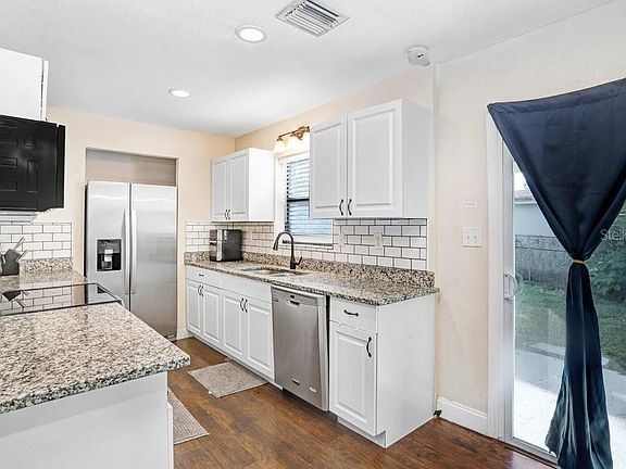 5th image of 903 N Park Rd