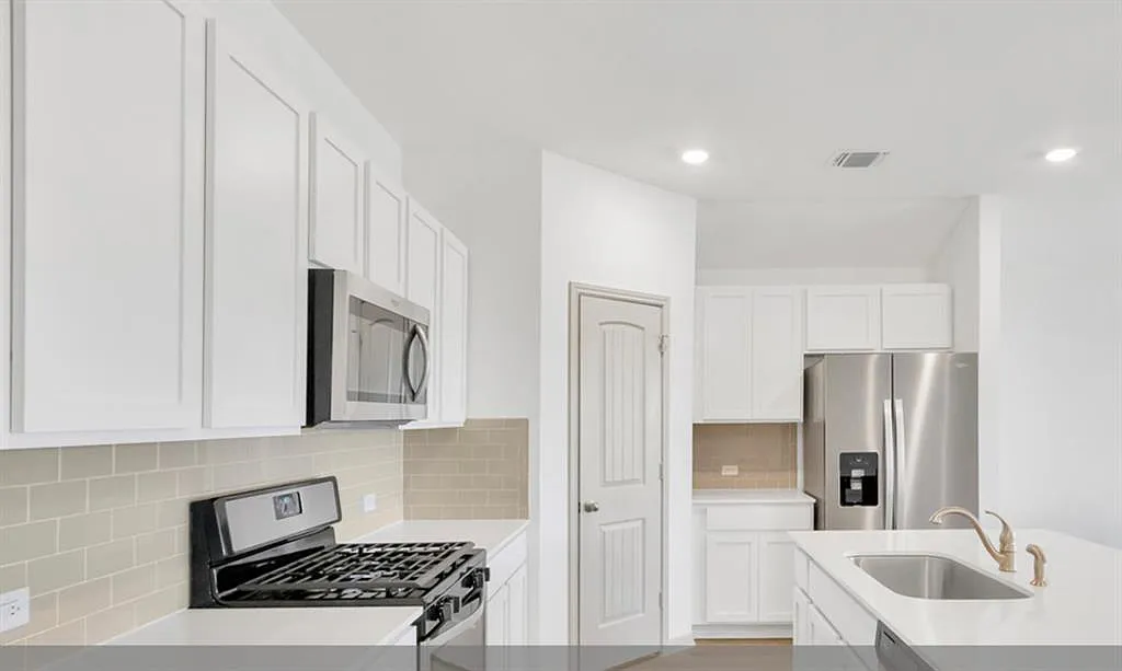 4 bed, 2.0 bath, 1712 sqft, $1,975 — Photo 3