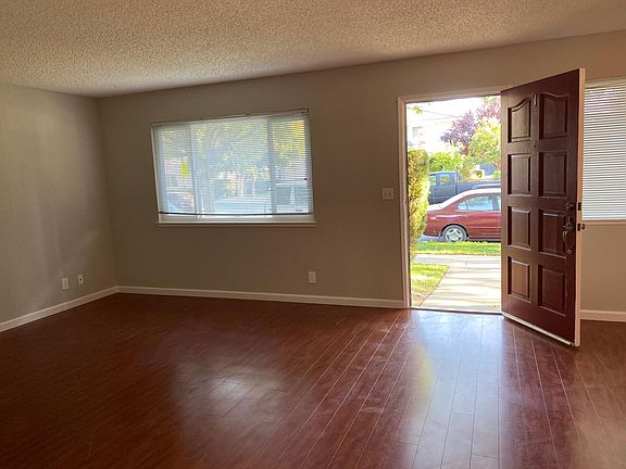5th image of 205 Coy Dr APT 1