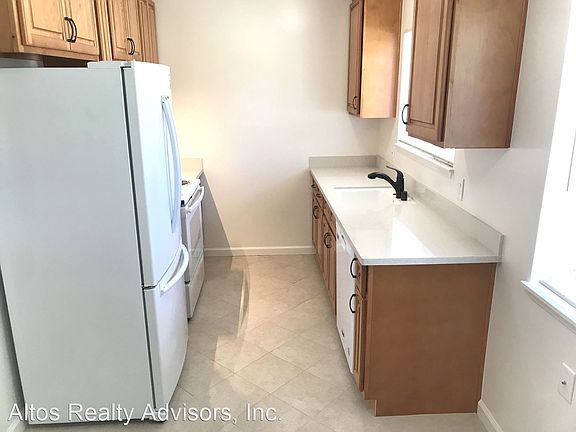 3rd image of 682 Grand Coulee Ave APT 1