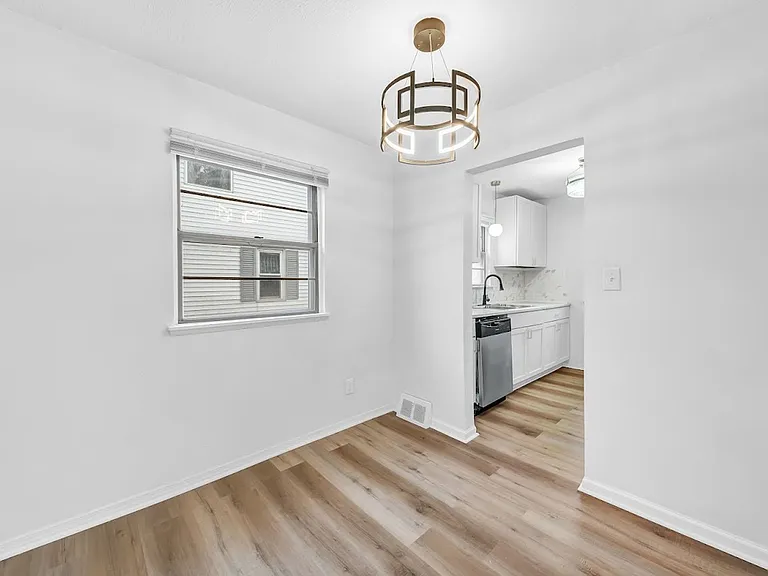 27151 Farringdon Ave — Photo 11