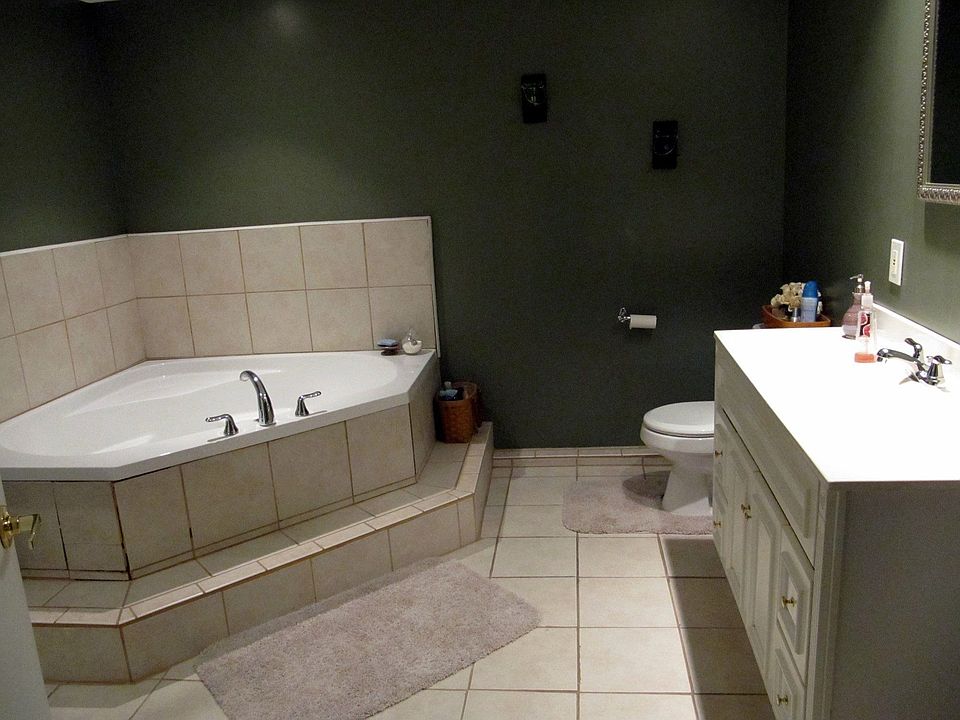 1st floor Bath (off of 4th Bed room)
