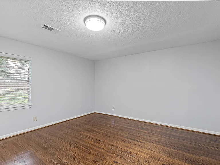 118 E Thornton Rd — Photo 9