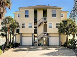 1202 Oahu Dr, Tiki Island, TX 77554