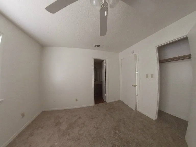 THE OAKS — Photo 32