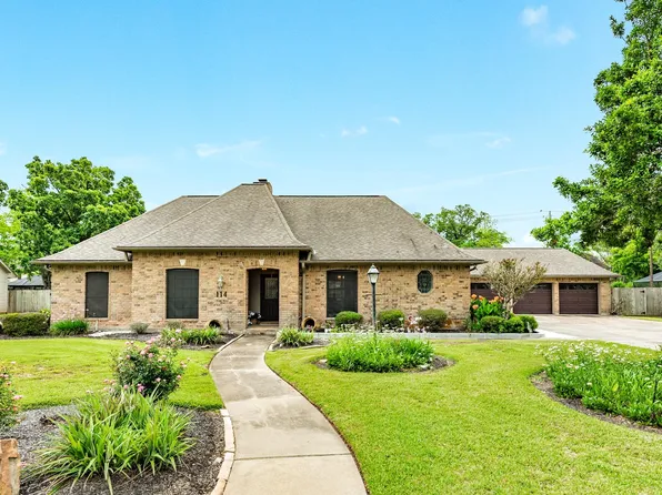 114 Strawberry Dr, Lake Jackson, TX 77566
