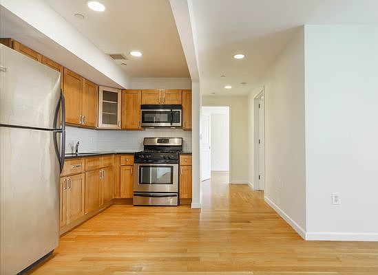 4th image of 3110 23rd St APT 3H