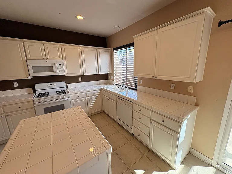 1456 Pinewood Dr — Photo 11
