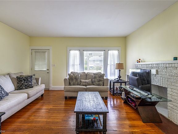 4th image of 2393 Woodmere Dr