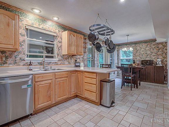 3rd image of 131 Terrace Ct