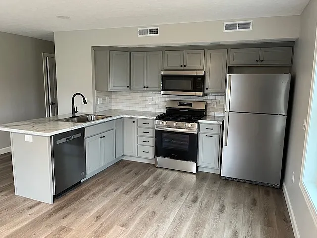 633 W Main St — Photo 4