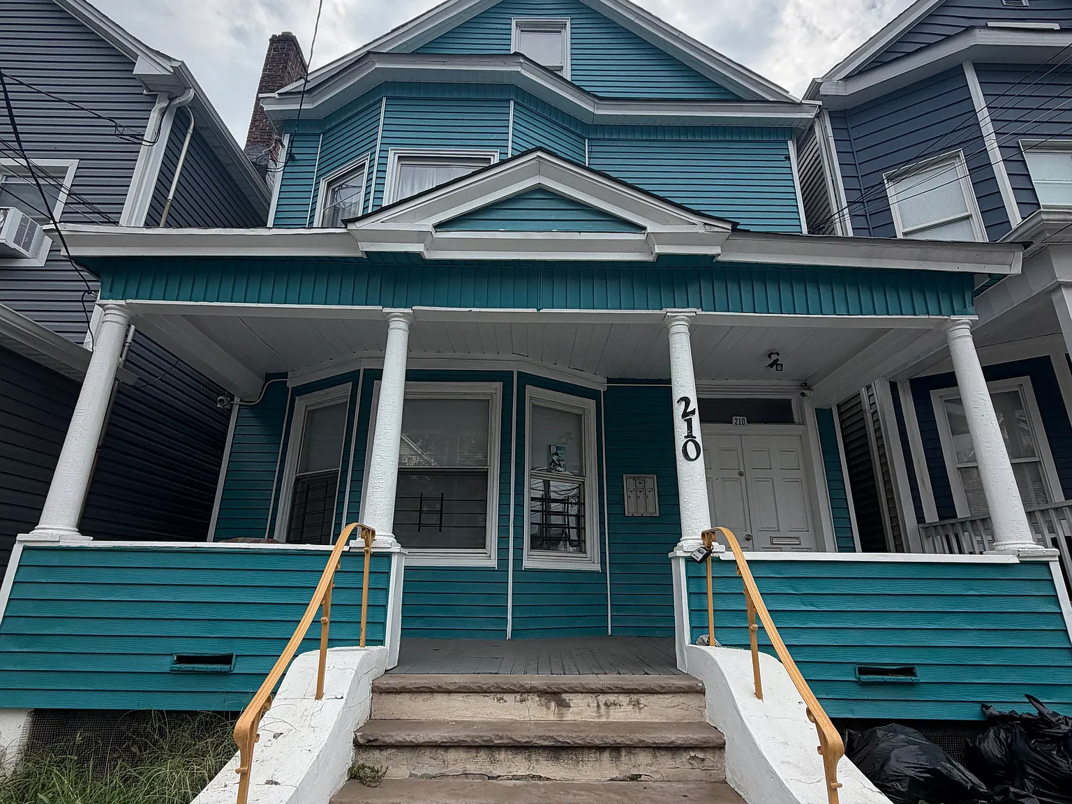 3 bed, $2,300 — Photo 1