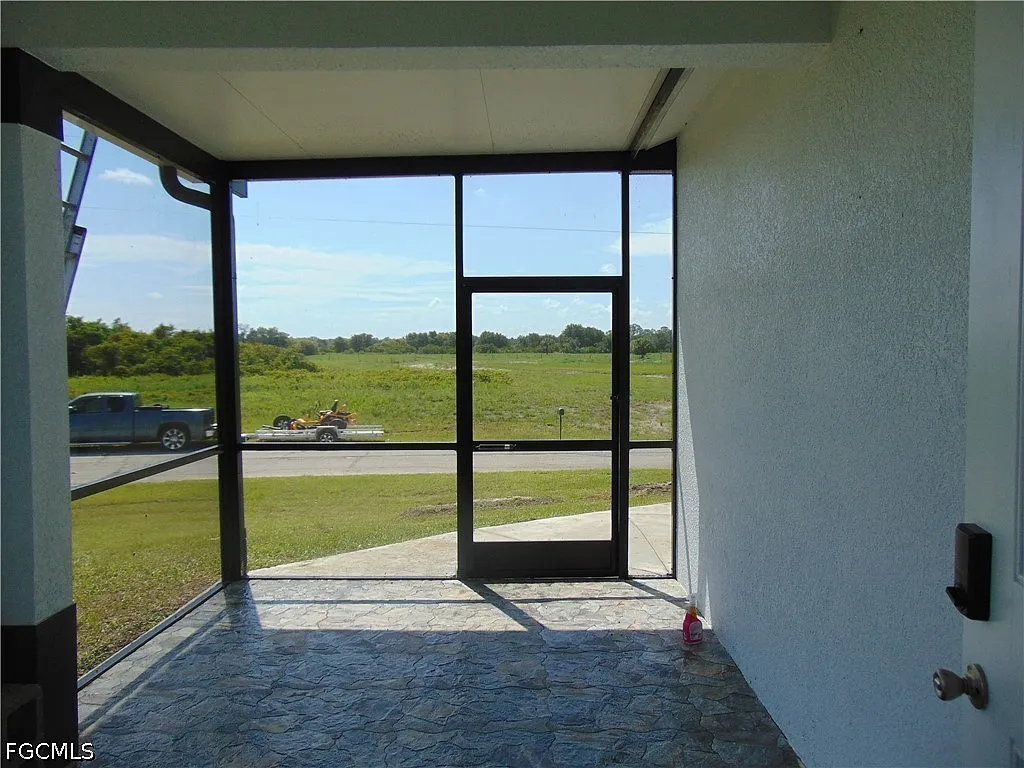 5 bed, 2.0 bath, 2331 sqft, $2,400 — Photo 3