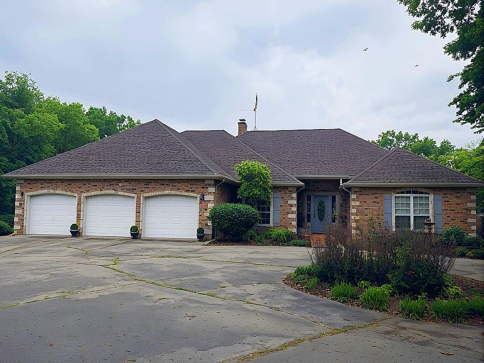 Attached 3 gar garage