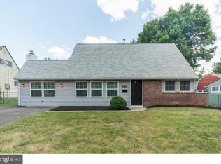 276 Indian Creek Dr, Levittown, PA 19057