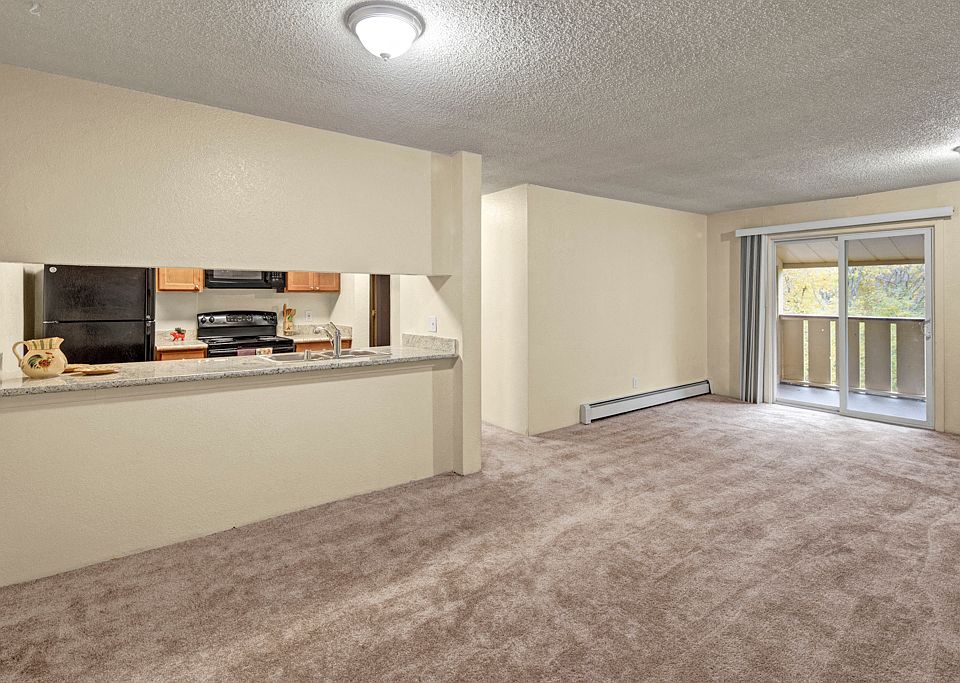 Hillside Chalet Apartments - Living Room