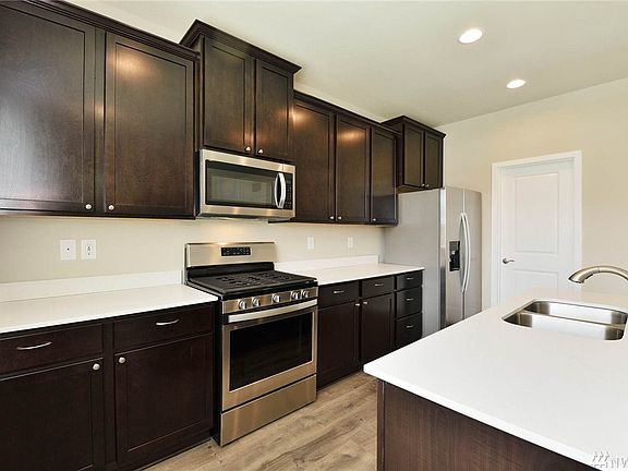 5th image of 590 Carrie Dr E