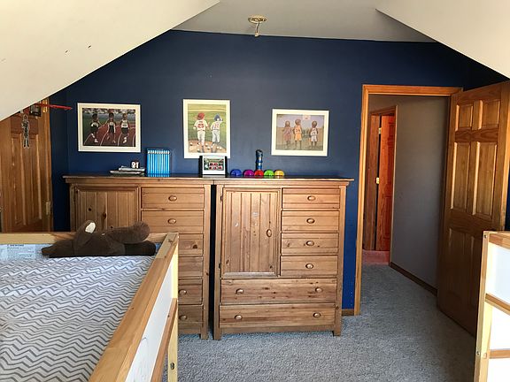 North bedroom w/ walk-in clo