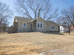 1512 SW Skyline Dr, Blue Springs, MO 64015