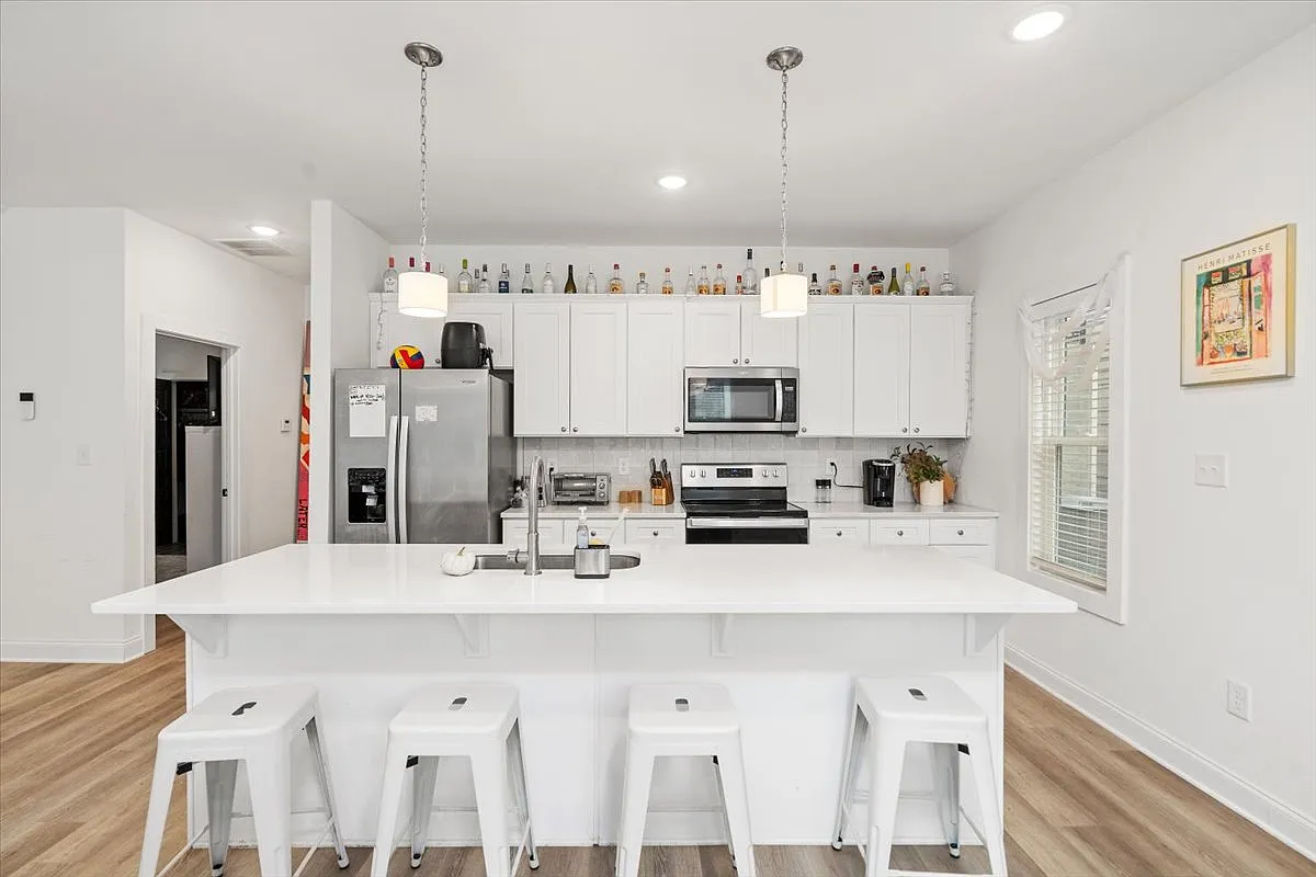 6 bed, 2128 sqft, $6,000 — Photo 4