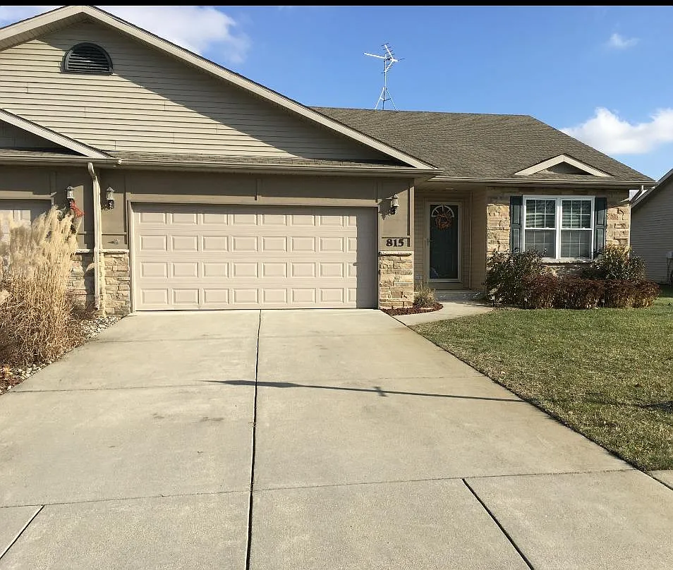 815 Daisy Cir NE photo 1