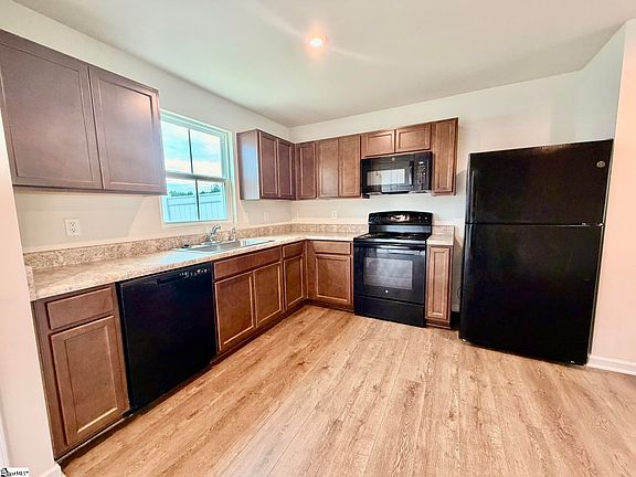 5th image of 818 Cranbrook Dr
