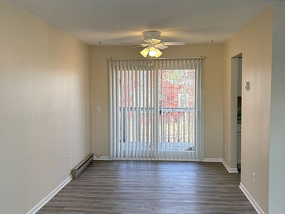 3rd image of 1860 Meadowvale Rd NW