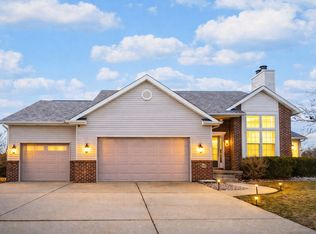 15 Greythorne Cir, Bloomington, IL 61704