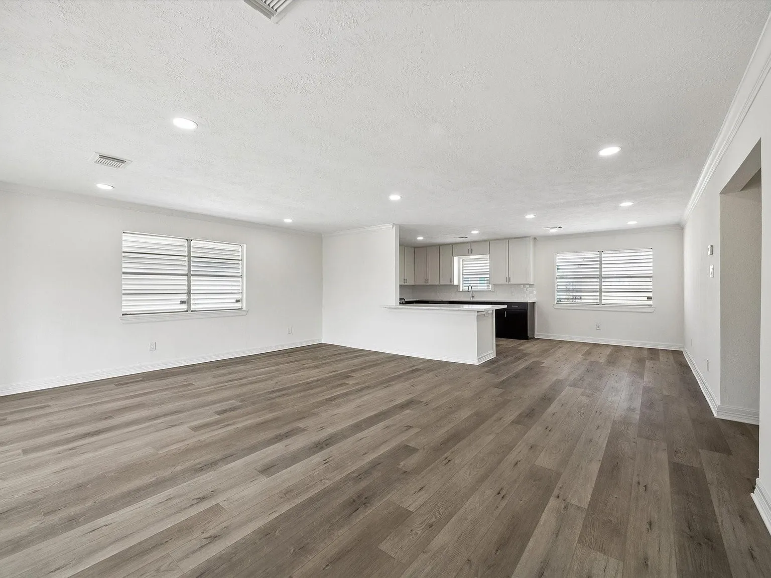 3 bed, 2.0 bath, 1186 sqft, $2,200 — Photo 4