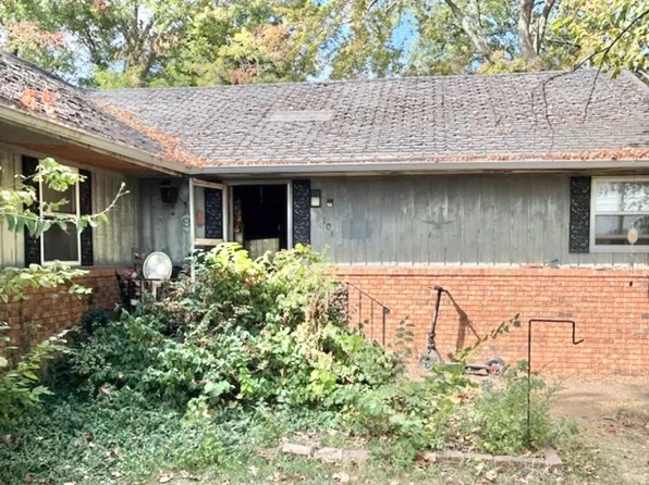 108 N 4th St, Marion, IL 62959