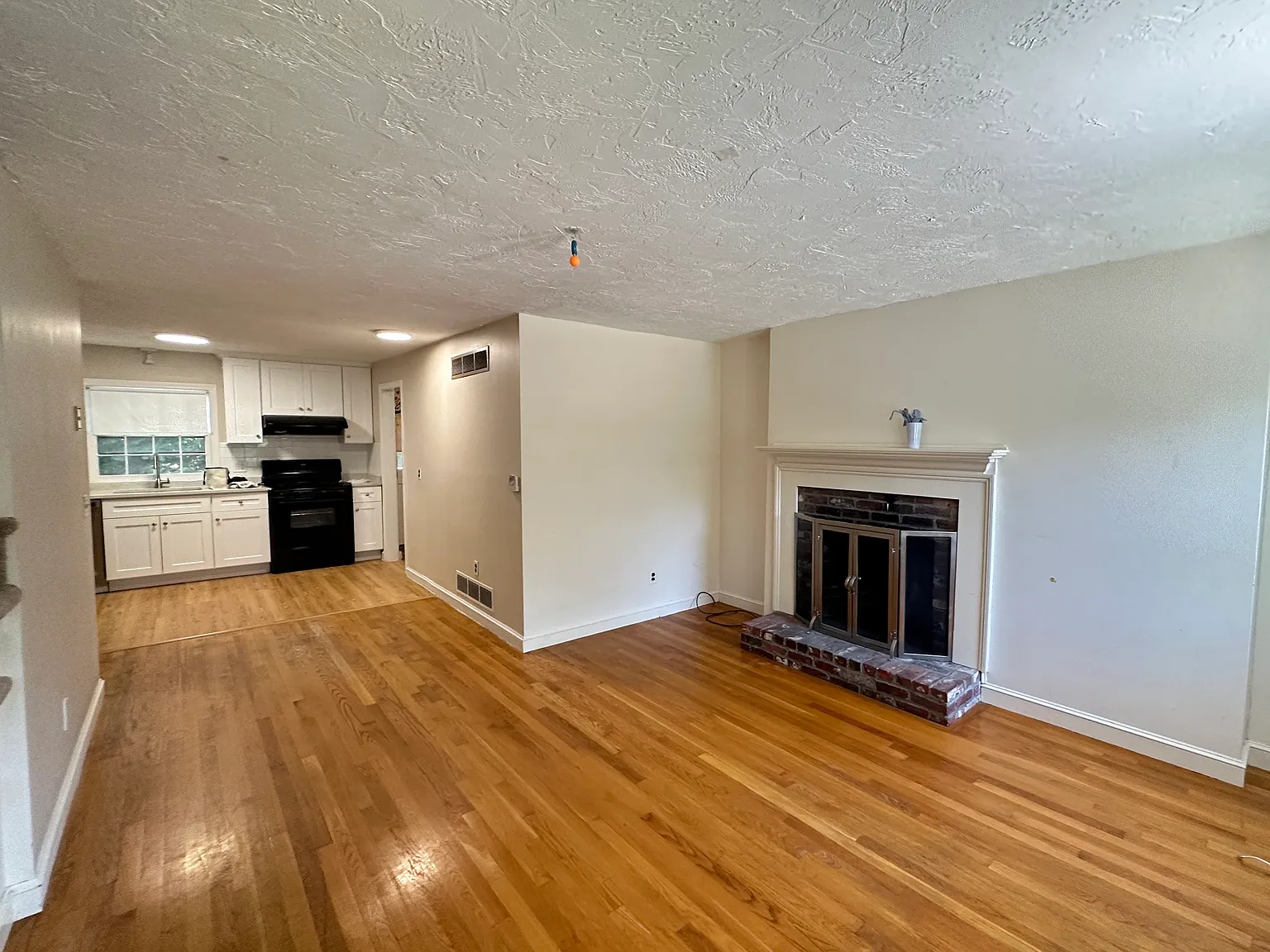 2 bed, 1.5 bath, 1326 sqft, $2,800 — Photo 2