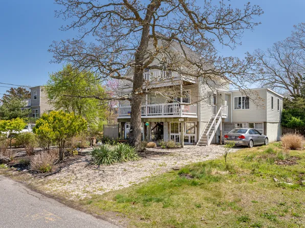 41 Pine Ave, Flanders, NY 11901