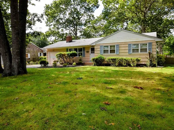 102 N Howells Point Road, Bellport Village, NY 11713