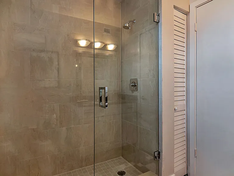 St. Tropez Apartments — Photo 7